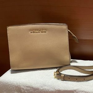 MK SMALL CROSS BODY BAG. BEIGE